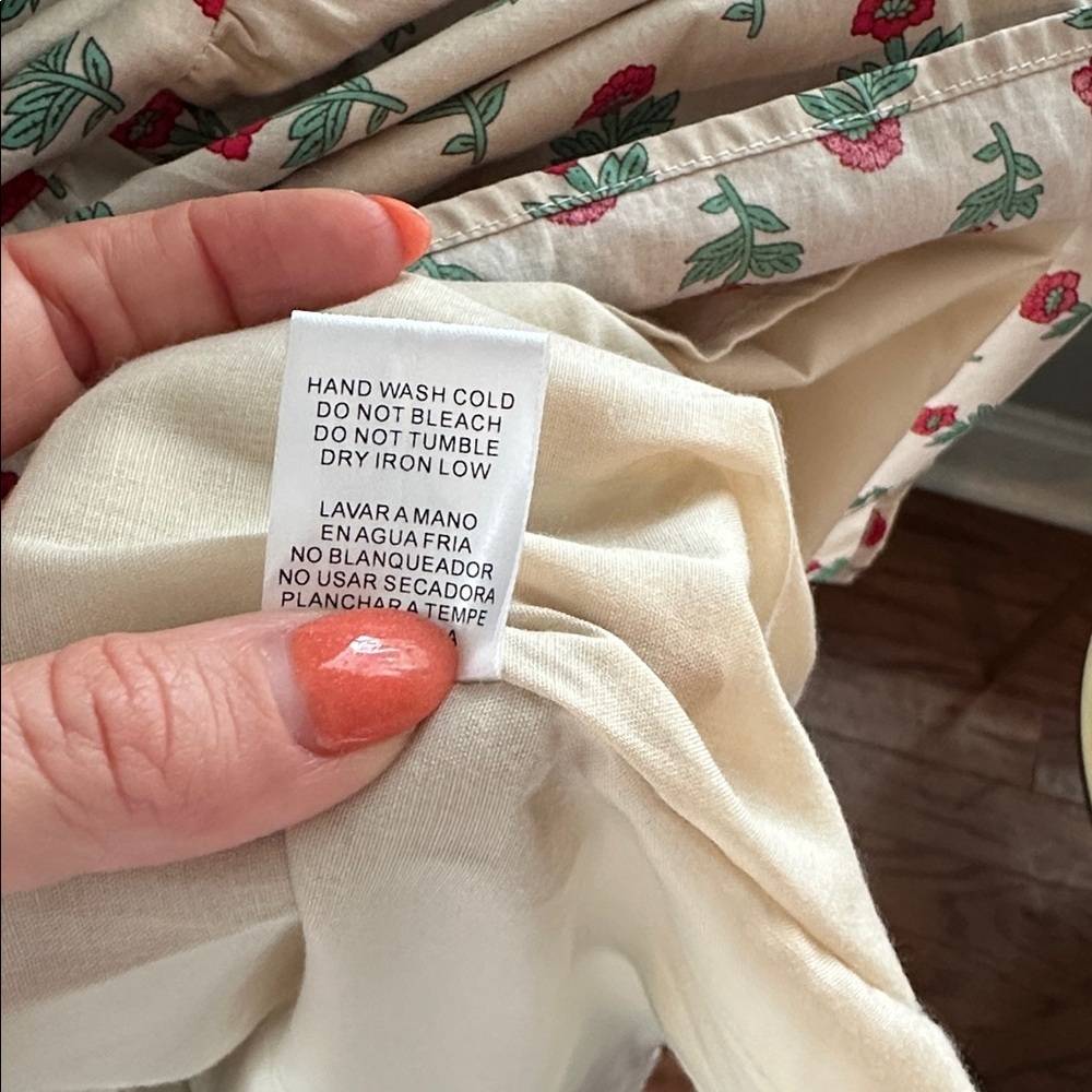 AUREUM Cream Floral Dress with Red Accents like new - Picture 9 of 10